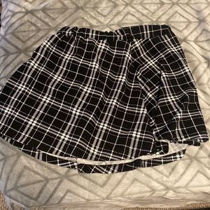 Polyester skirt with spandex waistband. Size: medium